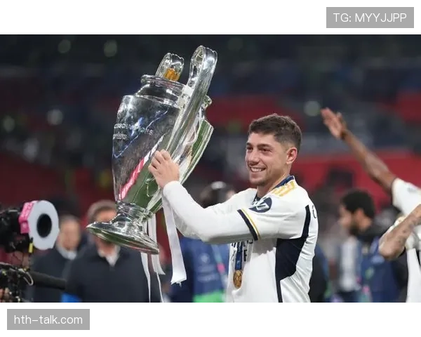 巴尔韦德身披皇马5号球衣表现稳健，攻防两端持续提升